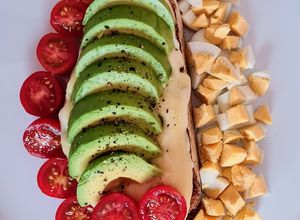 Una foto de Avocado toast 🥑 by Mate Amargo 🧉 Tostada con palta 🥑 Brunch saludable 🥚 🥚 🧀 🍅