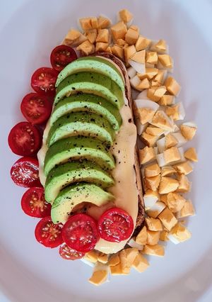 Una foto de Avocado toast 🥑 by Mate Amargo 🧉 Tostada con palta 🥑 Brunch saludable 🥚 🥚 🧀 🍅