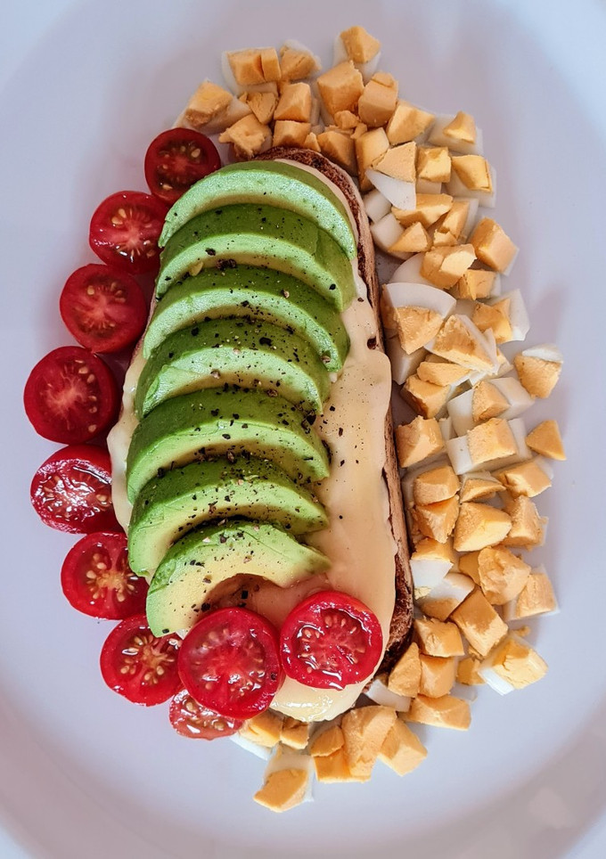 Una foto de Avocado toast 🥑 by Mate Amargo 🧉 Tostada con palta 🥑 Brunch saludable 🥚 🥚 🧀 🍅