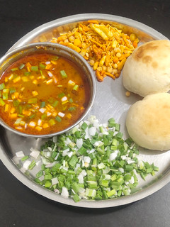 મિસળ પાઉં (Misal Pav Recipe In Gujarati) રેસીપી મુખ્ય ફોટો