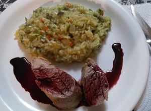 Una foto de Solomillo de cerdo con salsa de vino Malbec y risotto..