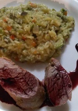 Una foto de Solomillo de cerdo con salsa de vino Malbec y risotto..