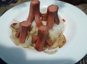 Una foto de Pulpitos con cebolla dorada y acompañamiento (arroz)