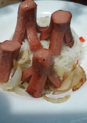 Una foto de Pulpitos con cebolla dorada y acompañamiento (arroz)