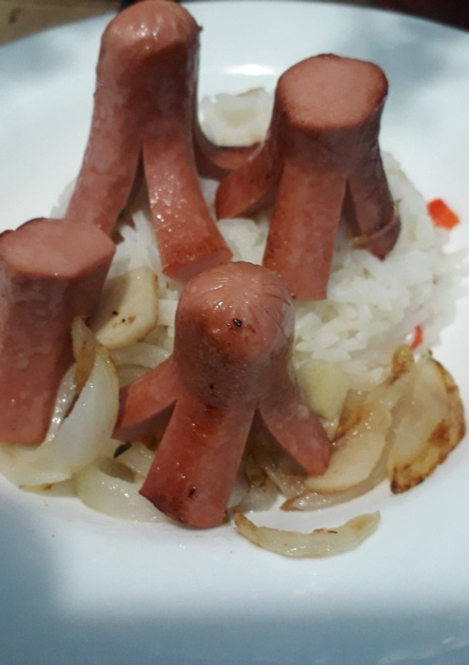 Una foto de Pulpitos con cebolla dorada y acompañamiento (arroz)