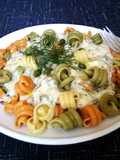 Pasta de colores con salsa de atún y alcaparras