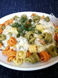Una foto de Pasta de colores con salsa de atún y alcaparras