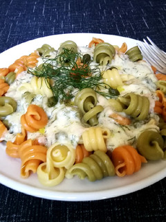 Una foto de Pasta de colores con salsa de atún y alcaparras