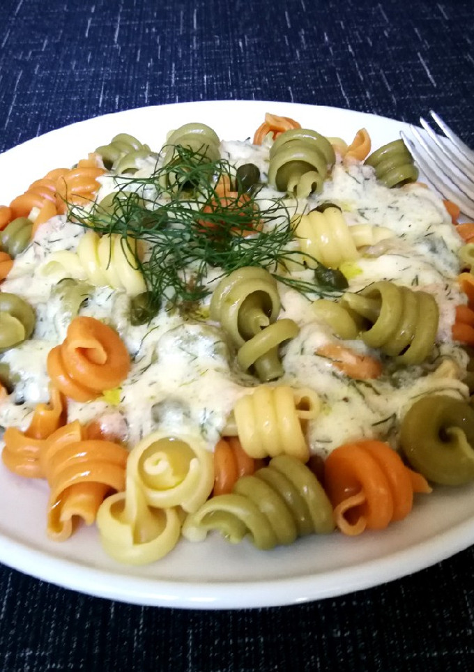Una foto de Pasta de colores con salsa de atún y alcaparras
