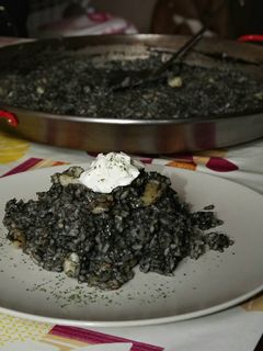 Una foto de Arroz negro con alioli