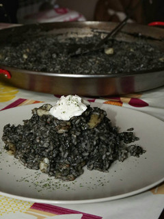 Una foto de Arroz negro con alioli