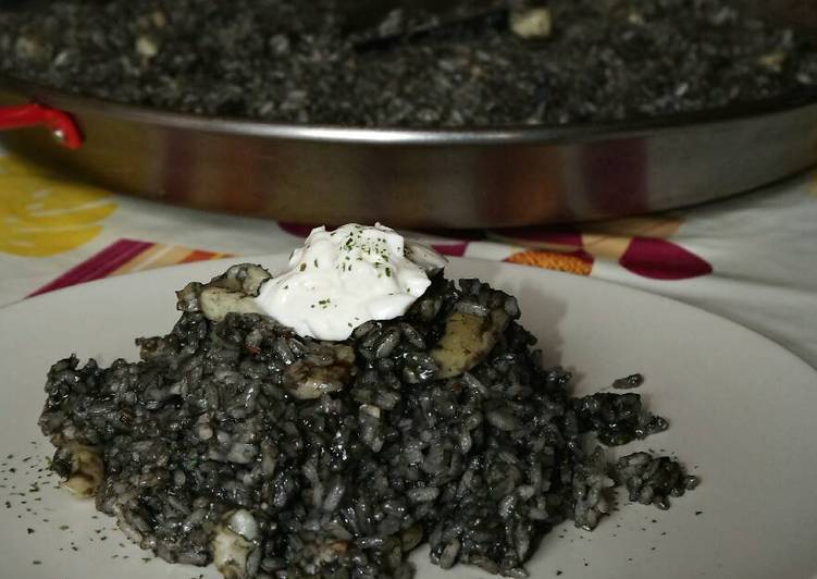 Arroz negro con alioli