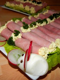 Fűszeres túróval töltött sonkatekercs recept fotója