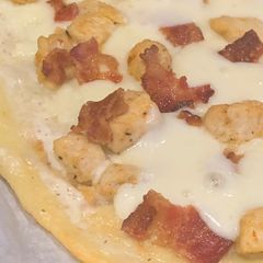 A picture of Keto Chicken Bacon Ranch Pizza.