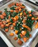 Σαλάτα με ψητές γλυκοπατάτες καρότα σπανάκι φουντούκια και σταφίδες