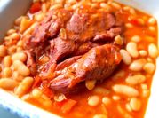 Una foto de alubias con codillo