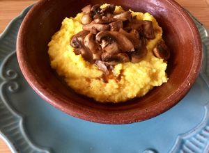 Una foto de Polenta con champiñones salteados🍄al jengibre🍄