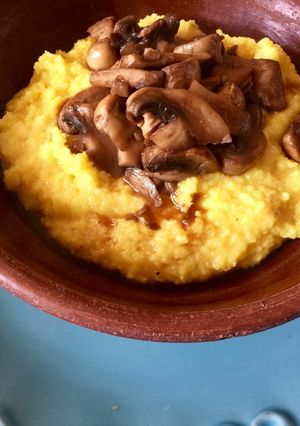 Una foto de Polenta con champiñones salteados🍄al jengibre🍄