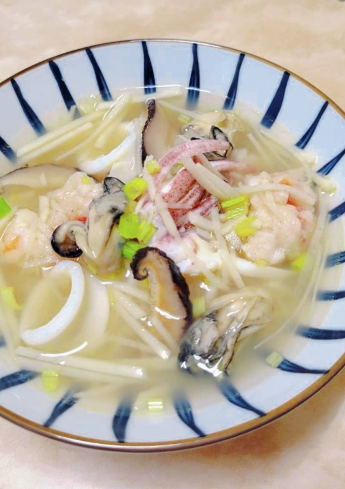 鮮竹筍.鮮蚵.豬肉.小卷.香菇.蝦子.雞湯飯  家常菜 的食譜成品照片