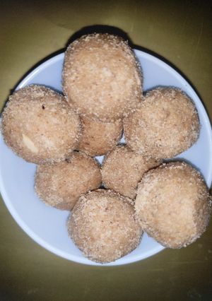 आटे के लड्डू (atte ke ladoo recipe in Hindi) रेसिपी मुख्य फोटो