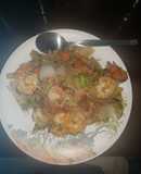 Arroz chino con camarones y vegetales