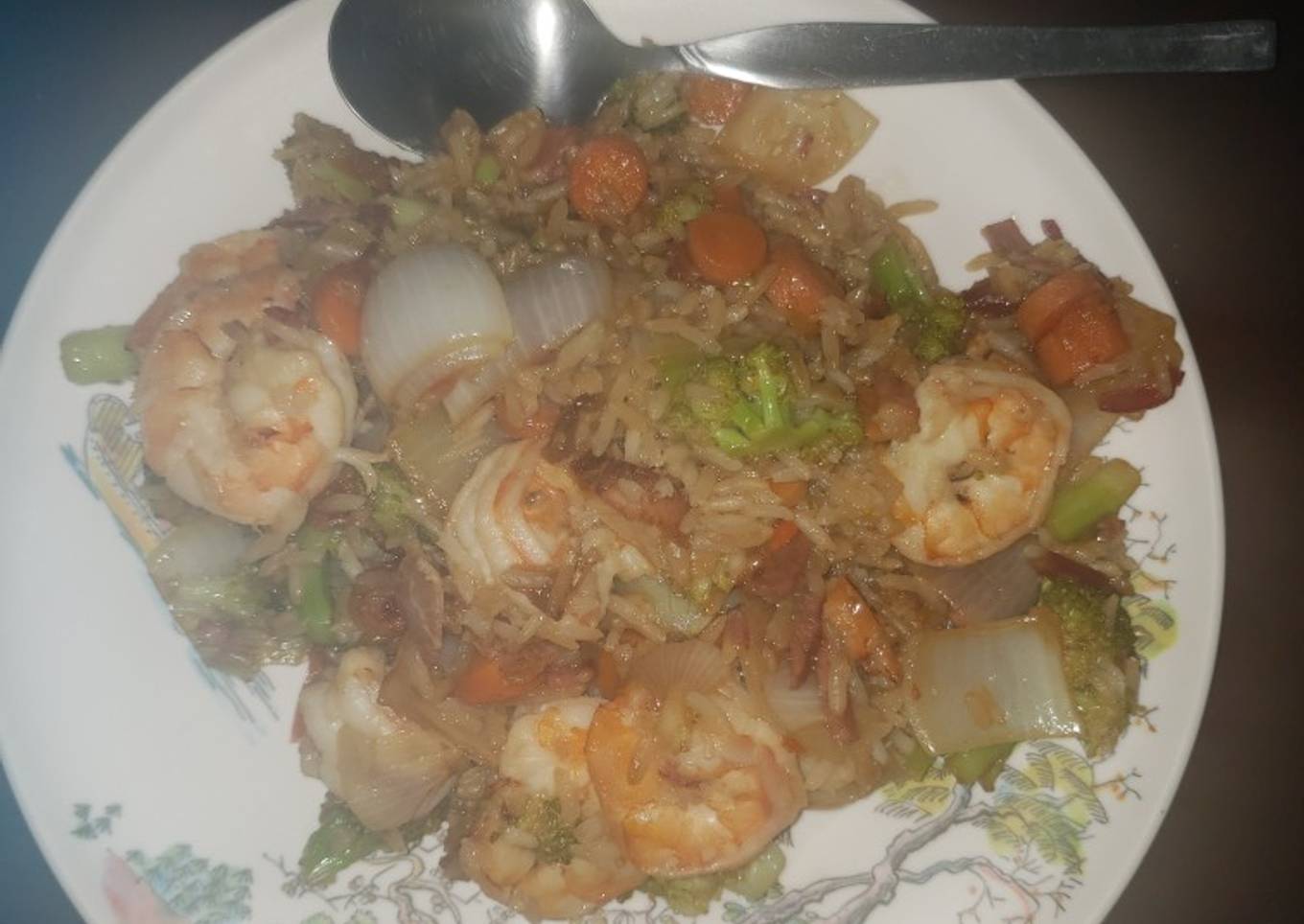 Arroz chino con camarones y vegetales