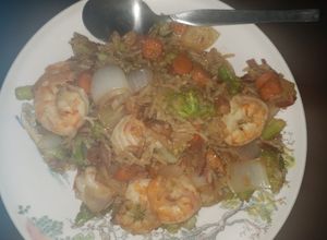Una foto de Arroz chino con camarones y vegetales