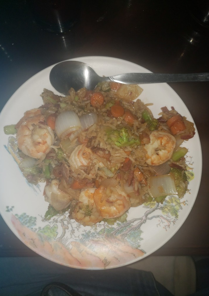 Una foto de Arroz chino con camarones y vegetales
