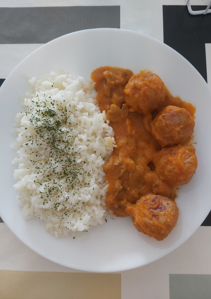 Una foto de Albóndigas con salsa a mi manera!!