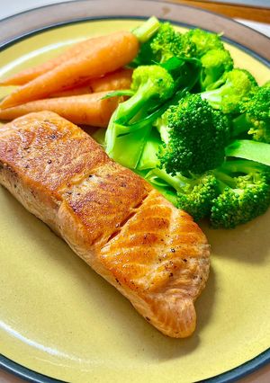 Hình của món Cá Hồi Áp Chảo Ăn Kèm Súp Lơ Xanh Và Cà Rốt Bi Luộc (KeTo).