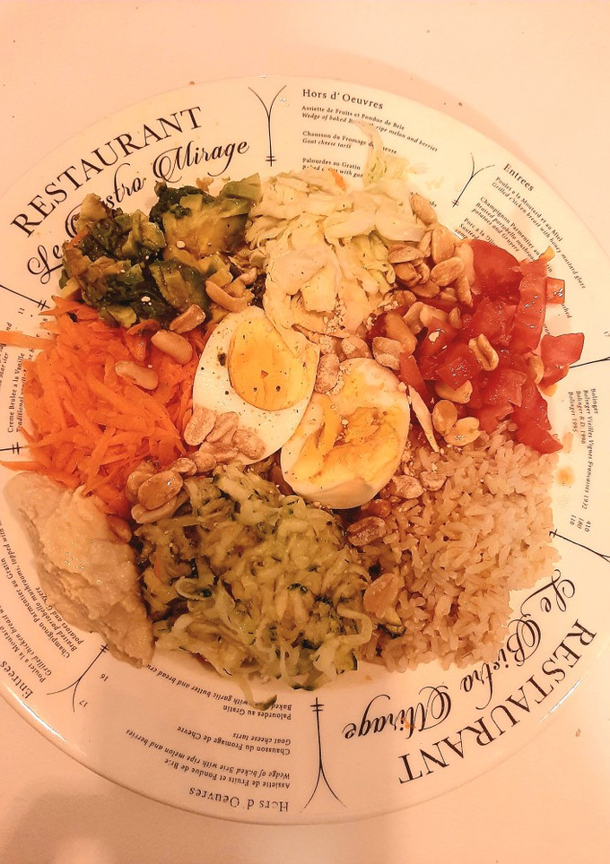 Una foto de 🥕🥑🥚🍅 Ensalada Fresca y colorida 🥑🍅🥕