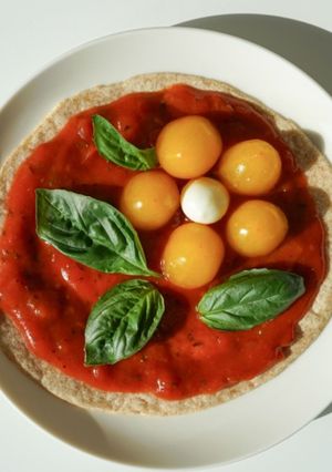 A picture of 10 minutes recipeㅣTomato Daisy Pizza 🍕.