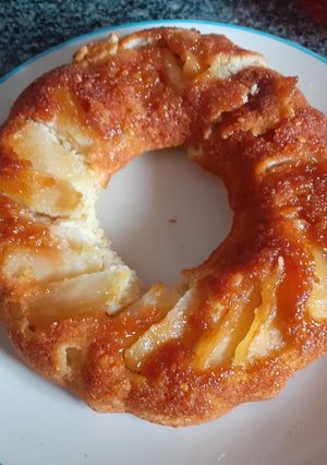 Una foto de Torta invertida de manzana y avena 👏🍎