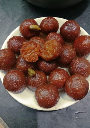 गाजर के गुलाबजामुन (Gajar ke gulabjamun recipe in hindi) रेसिपी मुख्य फोटो