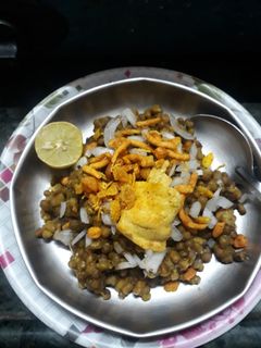 हिरव्या मुगाची भेळ (green moong bhel recipe in marathi) रेसिपी चे मुख्य फोटो 