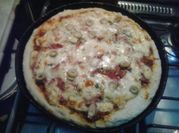Una foto de pizza con soda sin levadura