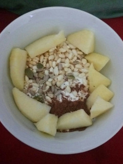 Una foto de Yogur griego con manzana