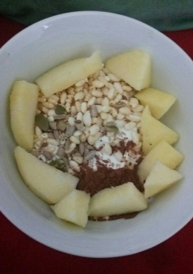 Una foto de Yogur griego con manzana