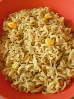 नुक्कड़ वाली स्पाइसी मैगी(nukkad wali spicy maggi recipe in hindi) रेसिपी मुख्य फोटो