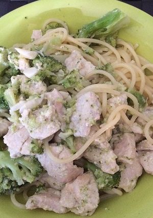 A picture of Spaghetti Chicken Alfredo.