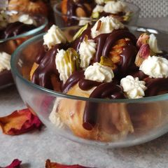 A picture of Profiteroles.
