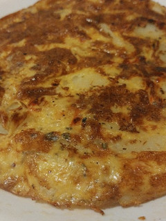 Una foto de Tortilla de papas, cebolla y morrón