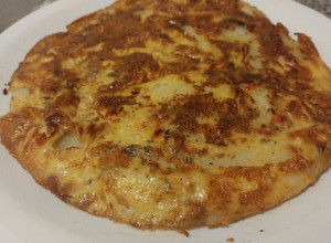 Una foto de Tortilla de papas, cebolla y morrón