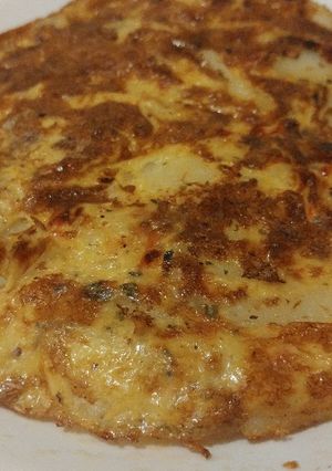 Una foto de Tortilla de papas, cebolla y morrón