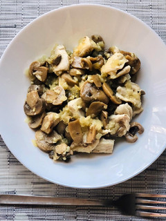 Una foto de Salteado de pollo y champiñones 🍄