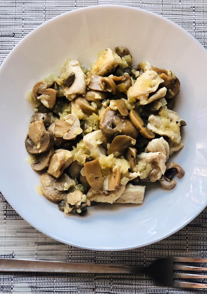 Una foto de Salteado de pollo y champiñones 🍄