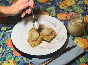 Una foto de Latkes de papa con compota de pera al jengibre