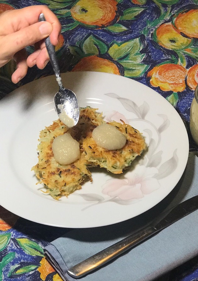 Una foto de Latkes de papa con compota de pera al jengibre