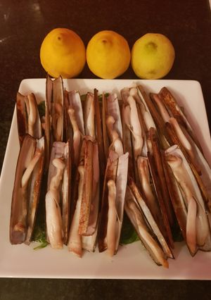 Una foto de Navajas al limón sobre lecho de wakame