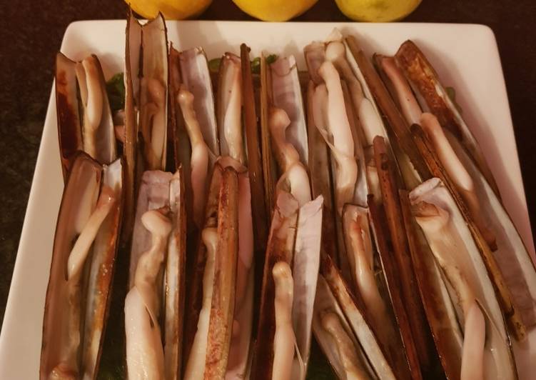 Navajas al limón sobre lecho de wakame